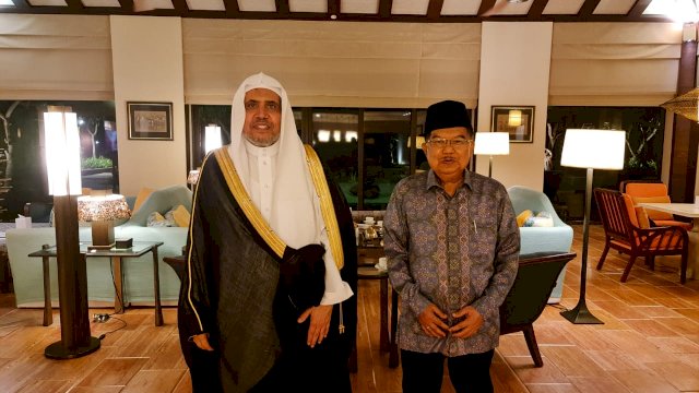 Ketua Umum Dewan Masjid Indonesia (DMI) Haji Muhammad Jusuf Kalla bertemu dengan Sekjen Liga Muslim Dunia Syaikh Dr. Muhammad Abdul Karim Al-Isa di Bali, (1/11). Keduanya bertemu disela-sela acara Konfrerensi Agama R20.