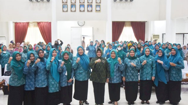Ketua TP PKK Kota Makassar, Indira Yusuf Ismail membuka secara resmi kegiatan Tata Laksana Rumah Tangga yang digelar di Baruga Anging Mamiri, Selasa (1/11/2022)
