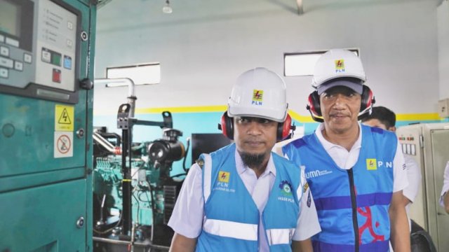 Gubernur Sulawesi Selatan Andi Sudirman Sulaiman didampingi Sekretaris Provinsi Sulsel, Abdul Hayat dan GM PLN Sulselrabar Mochammad Andi Adchaminoerdin meresmikan pengoperasian layanan listrik 24 jam di Pulau Lae-lae, Kota Makassar, Rabu, 2 November 2022.