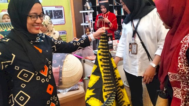 Istri Kepala Badan Kepegawaian dan Pengembangan Sumber Daya Manusia (BKPSDM) Provinsi Sulawesi Selatan, Ny. Santi Imran Jausi, terlihat mampir di Stand Luwu Utara di hari kedua pelaksanaan Pekan Raya Sulsel, Rabu (2/11/2022), di Hotel Claro, Makassar.