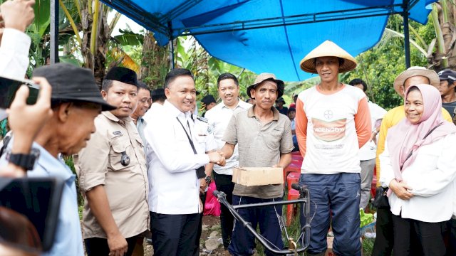 Petani Bantaeng terus memperlihatkan perkembangan yang baik dan membanggakan. Bupati Bantaeng, Ilham Syah Azikin melihat langsung perkembangan pertanian Cabe di batas Desa Barua dan Biangloe, Kecamatan Eremerasa, Rabu (2/11).