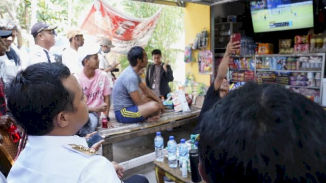 Gubernur Sulawesi Selatan, Andi Sudirman Sulaiman pada saat meresmikan pengoperasian listrik 24 jam di Pulau Lae-Lae, Kecamatan Ujung Pandang, Kota Makassar, juga menyambangi masyarakat dengan berkeleliling pulau.
