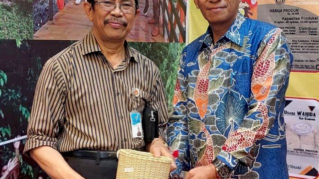 Guru Besar Universitas Tadulako (Untad) Kota Palu, Sulawesi Tengah, Prof. DR. H. A. Tanra, M.Si., menyambangi stand pameran Kabupaten Luwu Utara di hari pertama Pekan Raya Sulsel VIII yang digelar di Hotel Claro, Makassar.