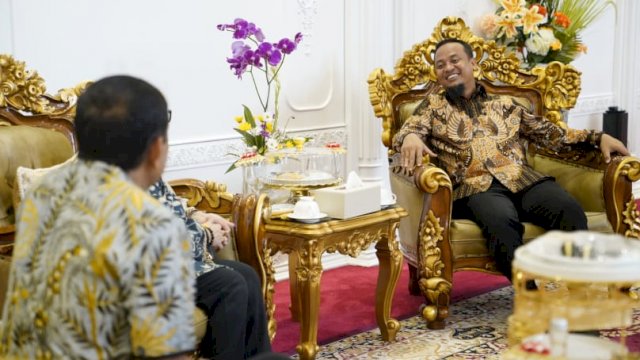 Gubernur Sulawesi Selatan, Andi Sudirman Sulaiman menerima kunjungan silaturahmi Ketua Kerukunan Keluarga Sulawesi Selatan (KKSS) Jawa Tengah, Musdalifah Pangka di Rumah Jabatan Gubernur Sulsel, Minggu, 7 November 2022.