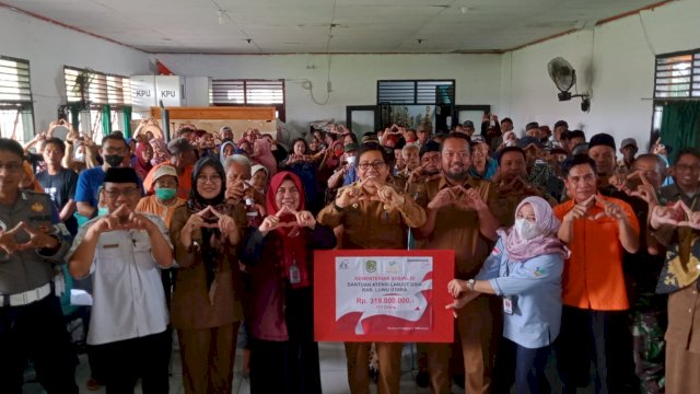 Wakil Bupati Suaib Mansur menghadiri penyaluran bantuan ATENSI bagi lansia Balai Besar Sentra Wirajaya Kementrian Sosial Makassar di Aula Kantor Camat Mappedeceng Senin, (7/11/2022).