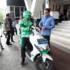 Konsisten Menggunakan Ojol, Danny Naik Grab Menuju Lokasi Rakernis
