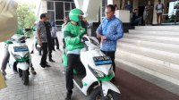 Konsisten Menggunakan Ojol, Danny Naik Grab Menuju Lokasi Rakernis