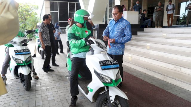 Walikota Makassar Mohammad Ramdhan Danny Pomanto Saat Akan Menaiki Kendaraan Ojek Online 