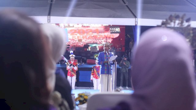 Ketua DPRD Kota Makassar Rudianto Lallo, megenakan Baju Adat toraja Saat membacakan Sejarah Kota Makassar, Pada Puncak Perayaan Hut Kota Makassar 