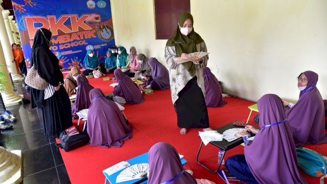 Tim Penggerak PKK Sulsel melalui Pokja II menggelar program Membatik Goes to School, di Benteng Fort Rotterdam, Rabu, 16 November 2022. Kegiatan ini diikuti puluhan siswa Sekolah Dasar (SD).