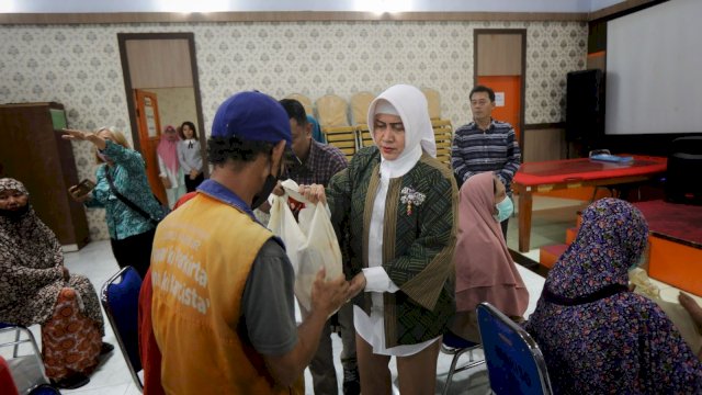 Cuaca Ekstrem, Ketua Tim Penggerak PKK Kota Makassar, Indira Yusuf Ismail bagikan Sembako (Sembilan Bahan Pokok) bagi masyarakat kurang mampu.