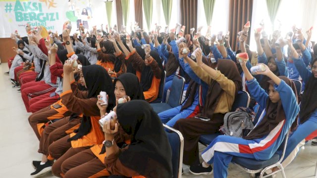 Sebanyak 180 remaja putri yang notabene adalah para pelajar SMP dan SMA mengikuti kegiatan Sosialisasi Pemberian Makanan Bergizi dan Tablet Tambah Darah (TTD), Jumat 18 November 2022, di Aula La Galigo Kantor Bupati Luwu Utara.