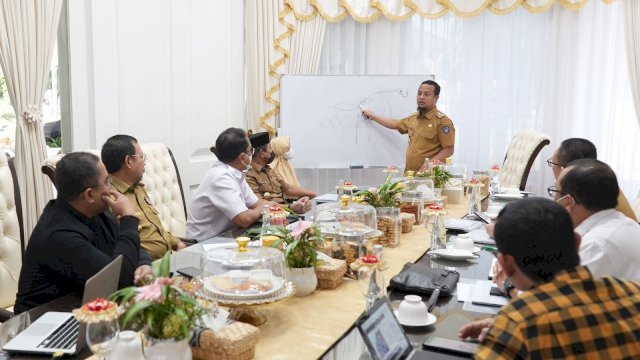 Gubernur Sulawesi Selatan Andi Sudirman Sulaiman langsung merespons banjir yang terjadi beberapa waktu lalu di beberapa kabupaten/kota di Sulsel.
