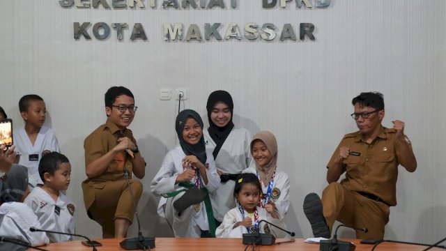 Atklet Taekondow DPRD Makassar berpose Usai berhasil merebut 3 Medali Emas dan 5 Perak PAda Turnamen UNHAS CUP