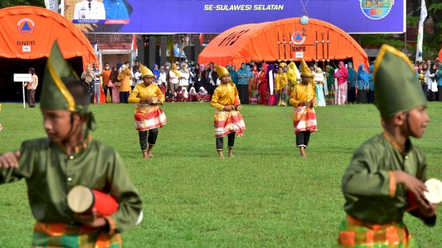 Gubernur Andi Sudirman Bersama 10 Ribu Masyarakat Jalan Sehat Sulsel Anti Mager di