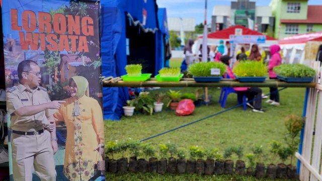 Tim Penggerak PKK Kota Makassar mengikuti Devile Pembukaan Jambore TP PKK dan Expo UMKM se - Sulsel yang digelar di Kabupaten Kepulauan Selayar, Kamis (24/11/2022).