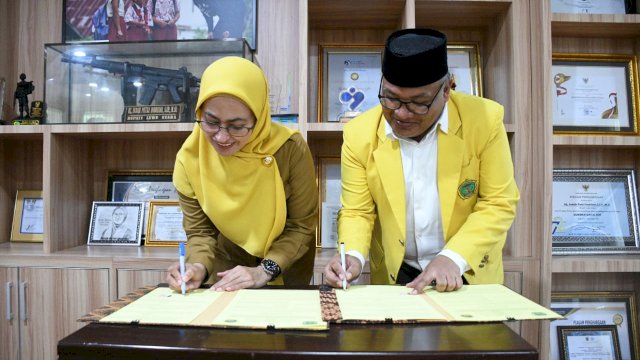 Bupati Luwu Utara Indah Putri Indriani melakukan Penandatanganan kerjasama MoU bersama dengan Universitas Cokroaminoto Palopo Rahman Hairuddin di Ruang Kerja Bupati Luwu Utara, senin 28 November 2022