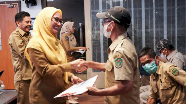 Bupati Luwu Utara, Indah Putri Indriani Memberika SK Pensiun Kepada  Sembilan Pegawai Negeri Sipil (PNS) 