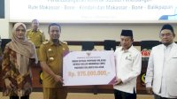 Ketua Komisi D DPRD Sulsel Dampingi Gubernur Serahkan Dana Hibah Rp975 Juta untuk DMI Sulsel