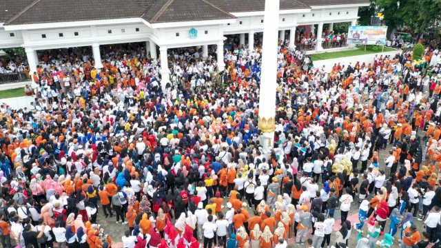 Sebanyak 30 ribu masyarakat Kabupaten Bone mengikuti jalan sehat Sulsel Anti Mager.