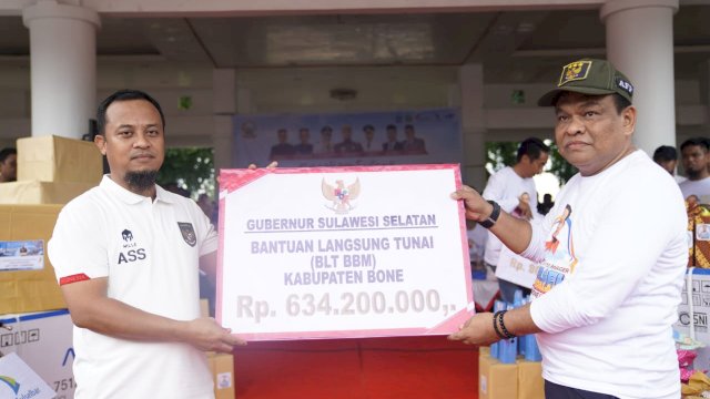 Gubernur Sulawesi Selatan, Andi Sudirman Sulaiman menyerahkan bantuan langsung tunai senilai Rp 634,2 Juta.