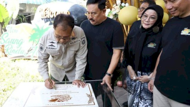 Wali Kota Makassar Moh Ramdhan Pomanto Didampingi Mabtan Kapodla Sulsle Irjen Purn Pol Burhanuddin Andi Menandatangani Prasasti Saat peresmian Restaurant New Saung Rindu Alam, di Pantai Akkarena, Jalan Metro Tanjung Bunga, Kamis (22/12/2022).