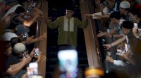 Sholat Berjamaah di Masjid Al-Markaz Makassar, Anies Baswedan Kagumi Sosok Jenderal TNI M Yusuf