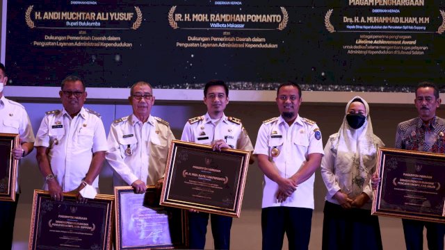 Pemerintah Kota Makassar mendapatkan penghargaan capaian Dinas Kependudukan dan Pencatatan Sipil Provinsi Sulawesi Selatan (Sulsel) kategori dukungan daerah dalam penguatan pelayanan administrasi kependudukan.