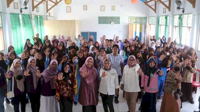 Cegah Anemia dan Stunting, Ratusan Siswi SMPN 4 Masamba Ikuti Simulasi Layanan Inovasi Kapsul Indah