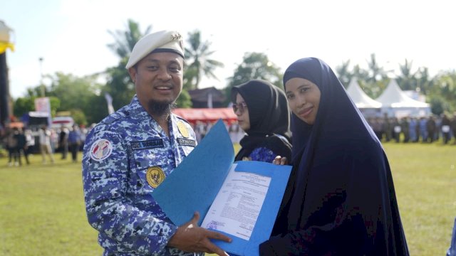 Gubernur Andalan Serahkan SK Pengangkatan PPPK Guru Tahap II saat Hari Bela Negara