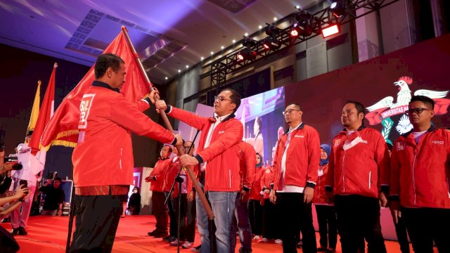 Ketua UMUM IKA UNHAS ANdi Amran Sulaiman Meenyerahkan Patakan IKA Unhas Kepada Danny Pomanto Ketua IKA UNHAS Sulsel 