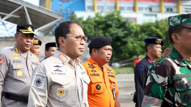 Wali Kota Makassar Moh Ramdhan Pomanto menghadiri Apel Gelar Pasukan Operasi Lilin 2022 dalam rangka pengamanan Natal dan Tahun Baru 2023, di Tribun Lapangan Karebosi, Kamis (22/12/2022).