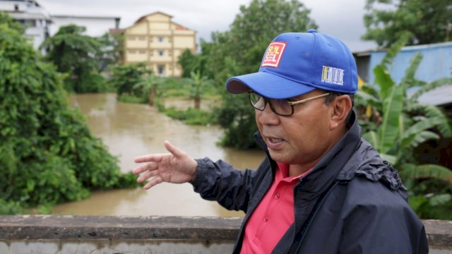 Walikota Makassar Mohamma RamdahN Danny POmanto memantau Efek Pasangn Sungai Jene