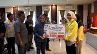 Bupati Lutra Serahkan Bonus Kepada Atlet dan Pelatih