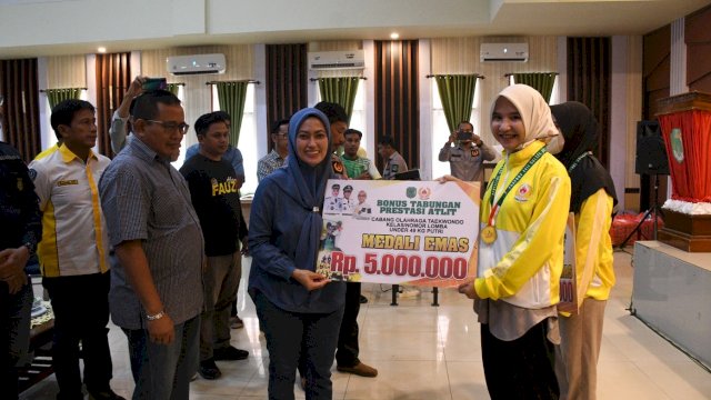 Bupati Lutra Serahkan Bonus Kepada Atlet dan Pelatih