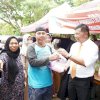 Andi Utta-Patudangi Azis Kompak Borong Paket Pasar Murah dan Bagikan ke Warga