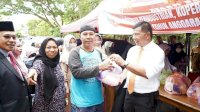 Andi Utta-Patudangi Azis Kompak Borong Paket Pasar Murah dan Bagikan ke Warga