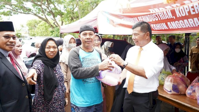 Andi Utta-Patudangi Azis Kompak Borong Paket Pasar Murah dan Bagikan ke Warga