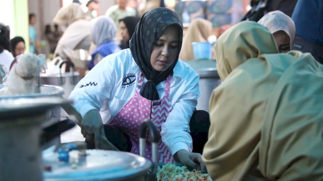 Wakil Wali Kota Makassar, Fatmawati Rusdi bersama srikandi Pemerintah Kota Makassar terjun langsung memasak makanan sebanyak 1.800 kotak nasi di dapur umum untuk para pengungsi di Kecamatan Biringkanaya.