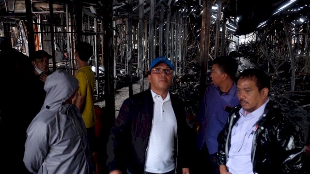 Wali Kota Makassar Moh. Ramdhan Pomanto mengunjungi Pasar Sentral Blok B bagian Selatan pasca insiden kebakaran yang terjadi pada Selasa 27 Desember 2022, malam.