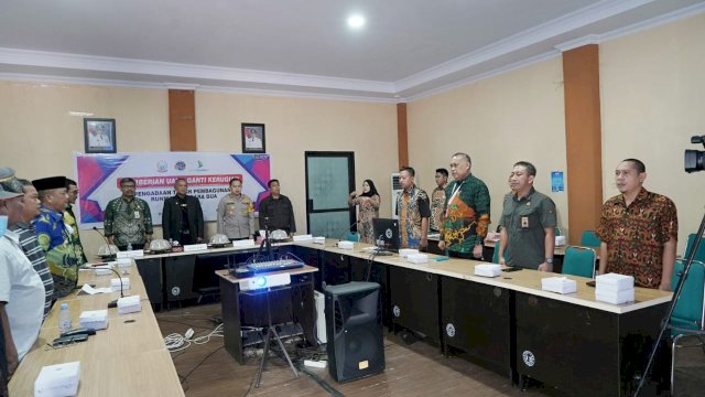 Bupati Luwu Serahkan Uang Ganti Rugi Lahan Bandara