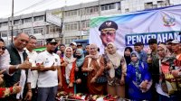 Gubernur Sulsel Serahkan Bantuan Logistik untuk Korban Kebakaran Pemilik 931 Lapak Pasar Sentral