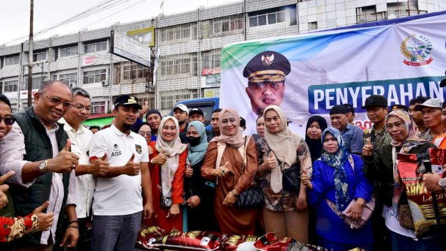 Gubernur Sulsel Serahkan Bantuan Logistik untuk Korban Kebakaran Pemilik 931 Lapak Pasar Sentral