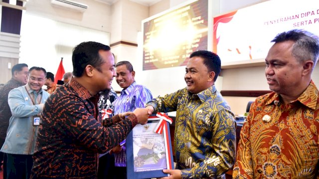 Gubernur Sulsel Andi Sudirman Sulaiman Menyerahkan penghargaan Kepada Bupati Bantaeng Ilham Azikin