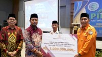 Gubernur Andi Sudirman Serahkan Hibah Rp 2 Miliar ke MUI dan Rp 1 ke BAZNAS