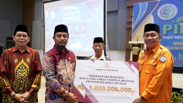 Gubernur Sulawesi Selatan, Andi Sudirman Sulaiman menyerahkan bantuan hibah kepada Pengurus Wilayah MUI Provinsi Sulsel sebesar Rp 2 miliar dan hibah kepada Pengurus Badan Amil Zakat Nasional (BAZNAS) Provinsi Sulsel sebesar Rp 1 miliar.