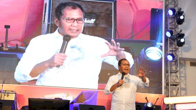 Perkembangan digitalisasi seiring kemajuan zaman jangan sampai mengurangi bahkan membuat lupa akan kearifan lokal dan sejarah. Hal ini ditekankan Wali Kota Makassar saat didaulat sebagai pembicara pada kegiatan Passion & Tech Week 2022 di Hotel Claro Makassar, Minggu (4/12/2022).