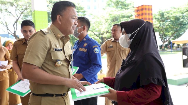 Badan Amil Zakat Nasional (Baznas) Bantaeng menyalurkan penerimaan Zakat di Lapangan Pantai Seruni, Senin, 5 Desember 2022. Total ada Rp1 miliar dana zakat yang disalurkan untuk Mustahik yang ada di Bantaeng.