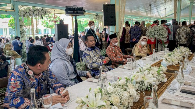 Mantan Menteri Pertanian (Mentan) periode 2014-2019 Andi Amran Sulaiman (AAS) menghadiri gelaran ngunduh mantu dan tasyakuran pernikahan putra Presiden Joko Widodo (Jokowi) Kaesang Pangarep dan Erina Gudono di Puro Mangkunegaran, Solo, Jawa Tengah, Minggu (11/12/2022).