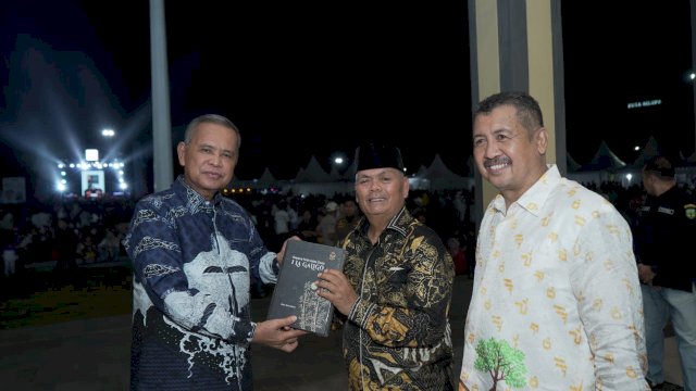 Pameran K-UMKM Expo 2022 di Kabupaten Luwu resmi ditutup oleh Bupati Luwu, Dr. Drs. H Basmin Mattayang, M.Pd, Senin (12/12/2022) malam. K-UMKM Expo 2022 yang dipusatkan di lapangan olahraga Andi Djemma Kota Belopa, Kelurahan Senga Kecamatan Belopa dilaksanakan dalam rangka Peringatan Hari Koperasi dan Usaha Mikro Kecil dan Menengah (UMKM) ke-75 tingkat Provinsi Sulawesi Selatan.